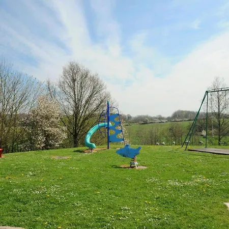 Spacious Holiday In With Garden *